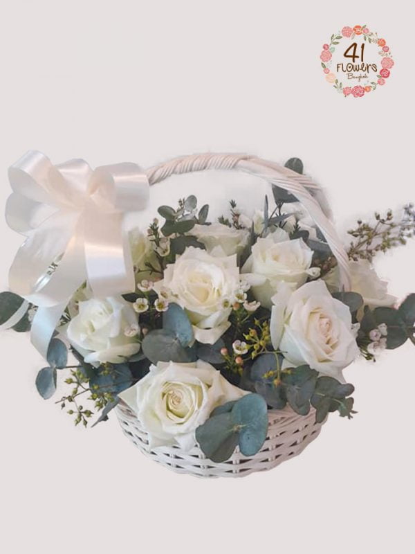 BK-004 15 white roses mixed with small decoration and green